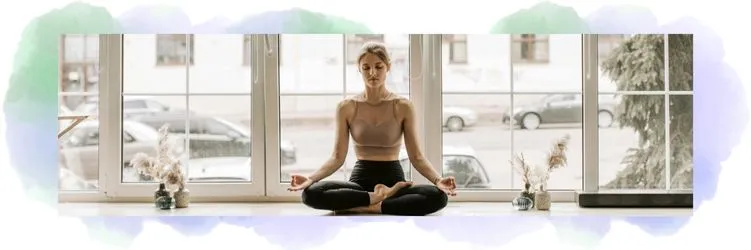 Image correspondant à la section d'articles sur la relaxation. On aperçoit une femme qui fait de la méditation devant sa fenêtre.