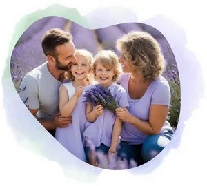 Image de la rubrique parents. On aperçoit un couple avec leur deux enfants en train de rire dans un champs de lavande.