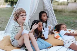 Des frères et sœurs dans un tipi sans conflits.