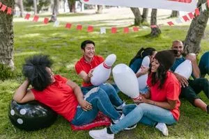 Stress des étudiants : des jeunes adultes qui rigolent entre amis et font des loisirs.