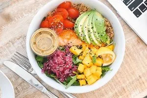 Une belle assiette colorée remplie de légumes et de quinoa pour se sentir bien.