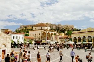 Athènes en famille pour des vacances pas chères. On aperçoit l'acropole derrière la ville.