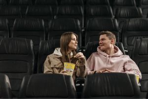 Un jeune couple au cinéma qui profite des tarifs -26 ans pour un cinéma pas cher.