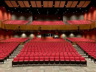 Un cinéma indépendant pour une atmosphère chaleureuse et une sortie cinéma pas cher en famille. Tous les sièges sont en velours rouge.