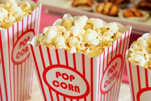 Du pop-corn dans des boites en carton pour une sortie cinéma en famille.