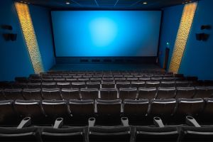 Une salle de cinéma vide avec un écran géant.