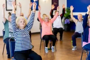 Des seniors en EHPAD qui font de l'activité physique.