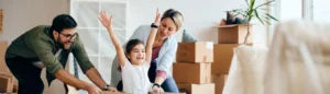 Une famille qui s'amuse avec leur enfants lors du déménagement dans leur nouveau logement.