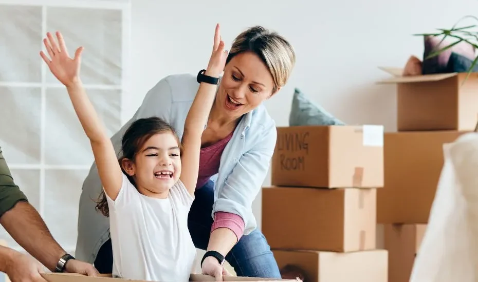 Une famille qui s'amuse avec leur enfants lors du déménagement dans leur nouveau logement.