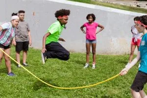 Des enfants qui jouent à la corde à santé pour une bonne santé des os.