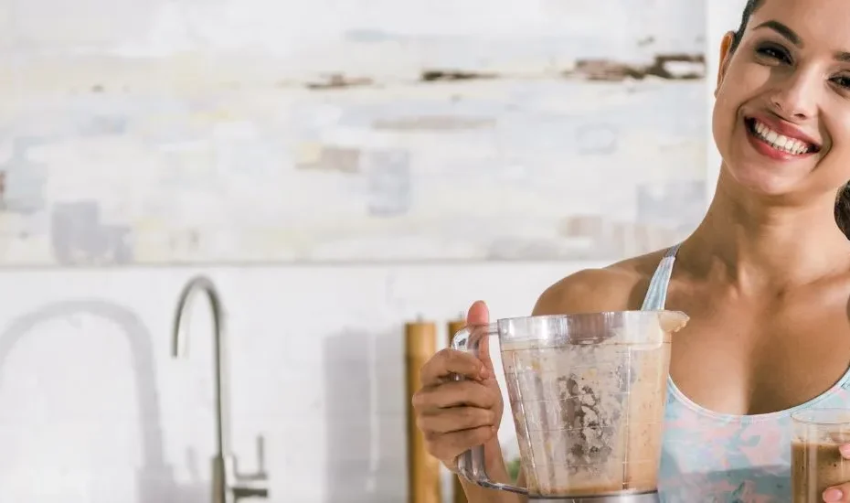 Une jeune femme qui boit un smoothie à la maca pour la vitalité