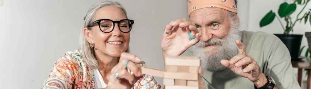 Un couple de seniors avec des bonnes habitudes pour bien vieillir qui jouent ensemble.