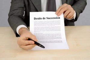 Droits de succession et assurance vie : un homme tient un document en main pour le faire signer.