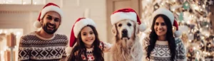 Angoisse de Noël : une famille heureuse avec des bonnets de Père Noël