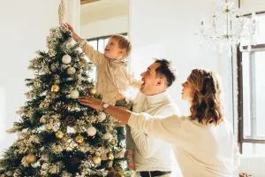 Décoration de Noël : une famille décore un sapin ensemble pour limiter l'angoisse de Noël