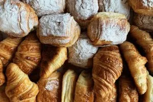 Croissants et pains au chocolats : aliments ultra-transformés mauvais pour la vésicule biliaire.