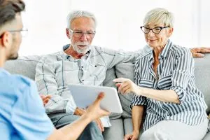 Un couple de seniors qui s'informe sur leur retraite.