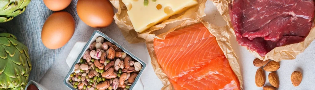 Aliments riches en vitamine B (du poisson, de la viande, des légumineuses, des œufs et des légumes sur une table)