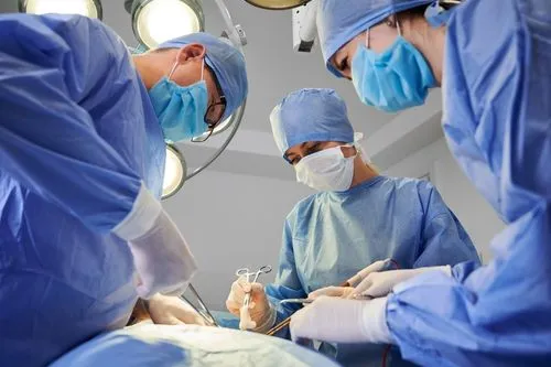 Un groupe de chirurgiens au bloc opératoire qui s'apprêtent à opérer un cancer de la prostate.