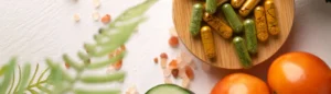 Compléments alimentaires pour l'hyperthyroïdie posés dans une assiette sur une table.