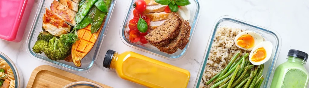 Menu d'une semaine pas cher pour 4 personnes : des plats sains préparés sur une table