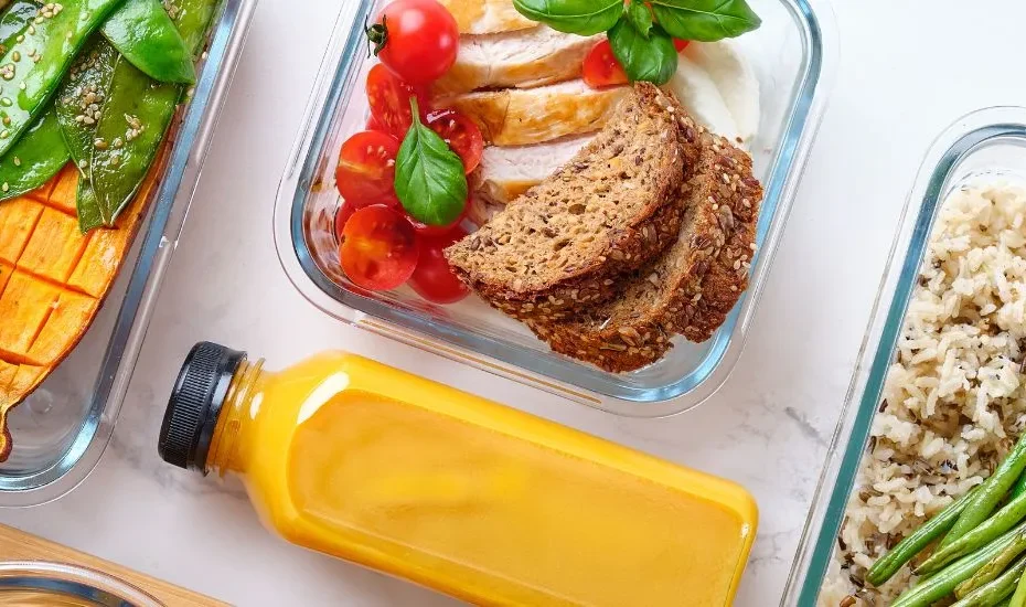 Menu d'une semaine pas cher pour 4 personnes : des plats sains préparés sur une table