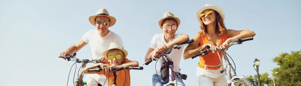 Assurance voyage : une famille fait du vélo en vacances