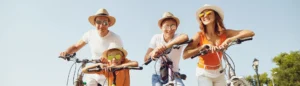 Assurance voyage : une famille fait du vélo en vacances