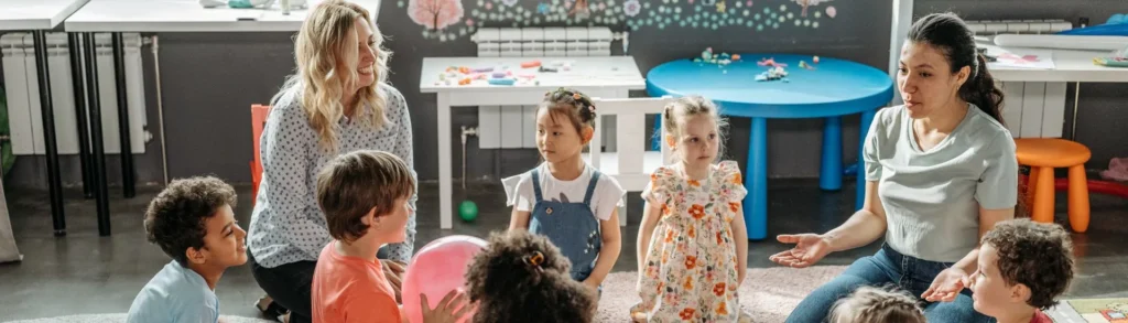 Crédit d'impôts pour garde d'enfants : des assistantes maternelles dans une crèche gardent des enfants.