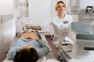 Une docteure procède à une échographie sur une femme enceinte au 2ème trimestre de sa grossesse.