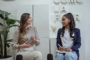 Une jeune femme passe un entretien pour un stage étudiant avec une personne des ressources humaines.