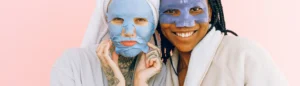 Deux femmes qui portent des masques au collagène sur leur visage pour améliorer leur peau.