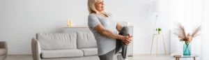 Une femme senior atteinte d'ostéoporose qui fait du sport dans son salon.