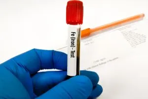 Un tube de sang pour doser le fer plasmique en laboratoire.