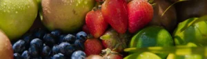 Des fruits riches en vitamine C (fraises, myrtilles, citron, etc.)