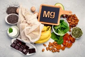 Des aliments riches en magnésium (bananes, chocolat noir, amandes, graines de chia, etc.)