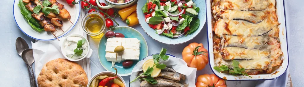 Des aliments disposés sur une table dont l'index glycémique varie (tableau)