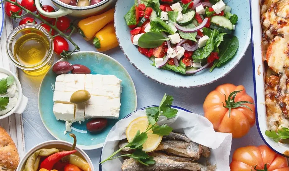 Des aliments disposés sur une table dont l'index glycémique varie (tableau)