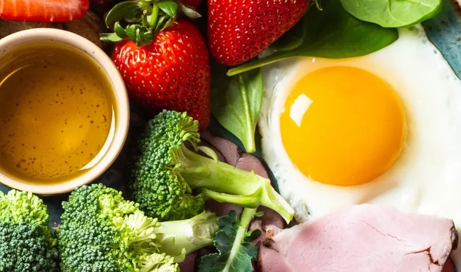 Une assiette typique d'un menu IG bas : un œuf sur le plat, des brocolis, du jambon, et des fraises.