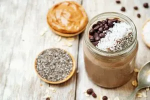 Overnight oats : petit-déjeuner à base d'avoine, pratique et rapide pour une routine bien-être en 15 minutes.