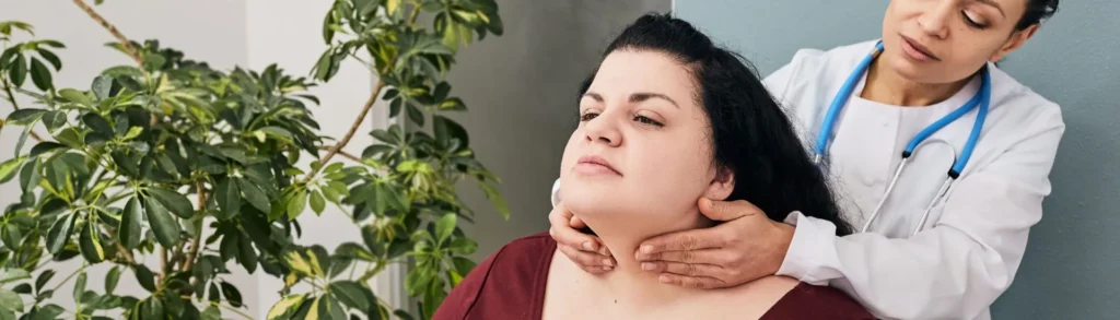 Une femme souffrant d'hypothyroïdie consulte son médecin en quête de solutions naturelles.