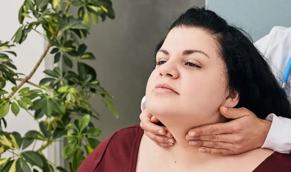 Une femme souffrant d'hypothyroïdie consulte son médecin en quête de solutions naturelles.