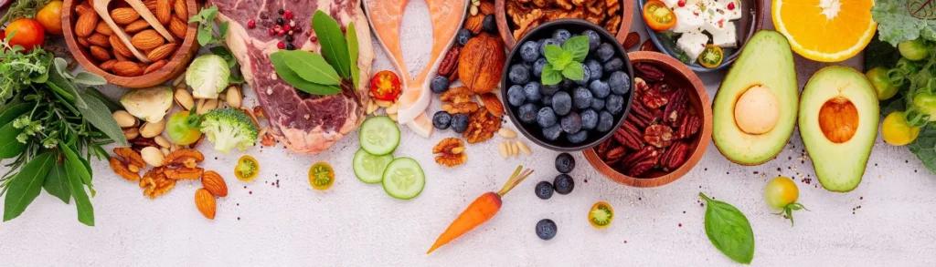Des aliments IG bas : fruits rouges, saumon, viande, concombre, avocat, noix, etc.
