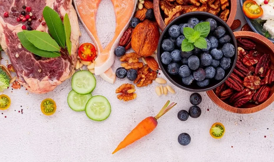 Des aliments IG bas : fruits rouges, saumon, viande, concombre, avocat, noix, etc.