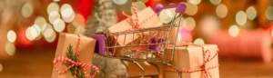 Des cadeaux dans un charriot devant des décors de Noël
