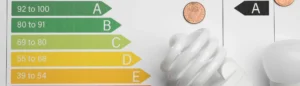 Réduire sa facture d'électricité : une ampoule LED et un graphisme avec des pièces de monnaie.