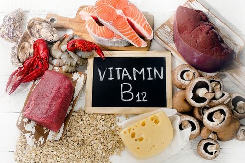 Des aliments riches en vitamine B12 : foie, saumon, abats, céréales enrichies, fromage, etc.