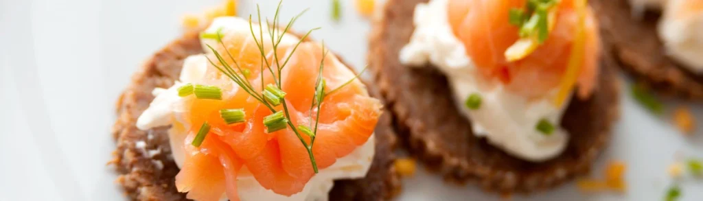 Apéro IG bas : des canapés de saumon fumé sur une mousse de fromage frais.