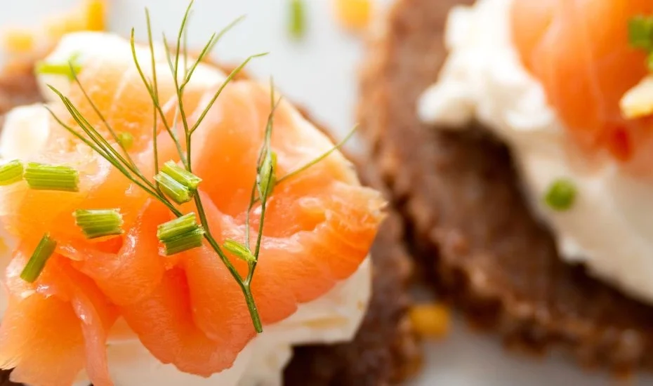 Apéro IG bas : des canapés de saumon fumé sur une mousse de fromage frais.
