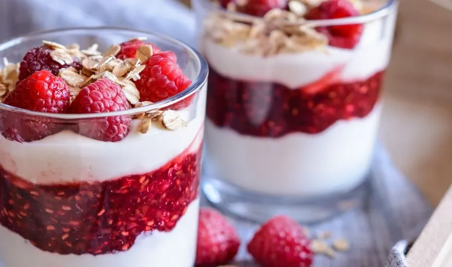 Des verrines yaourt et framboises pour un goûter IG bas express.